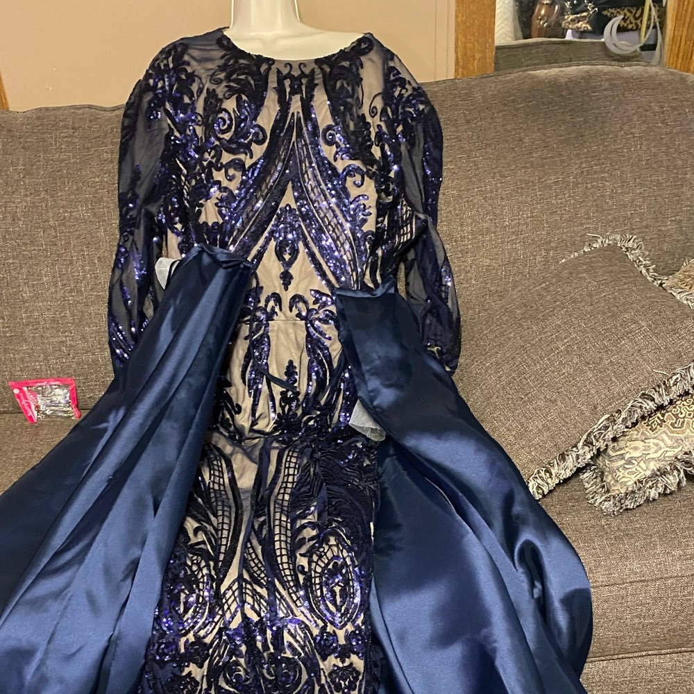 Custom jumpsuit with satin detachable skirt - Picture 4 of 9